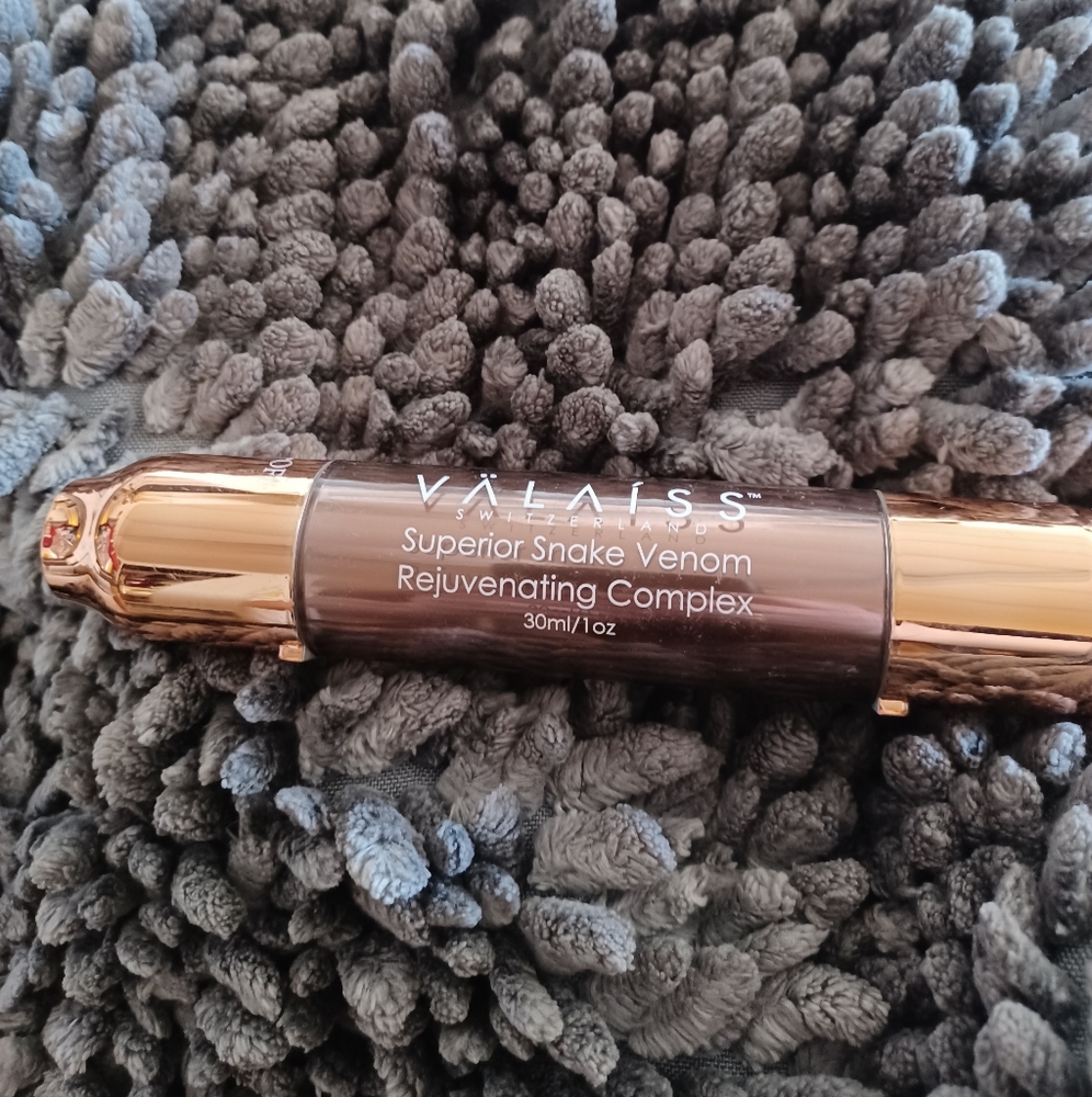 Valaiss  snake venom instant lifting serum